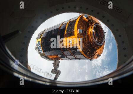 Le Canadarm 2 de presse l'Agence japonaise d'exploration aérospatiale Kounotori 5 H-II Transfer Vehicle vaisseaux cargo qu'il quitte la Station spatiale internationale le 29 septembre 2015 dans l'orbite de la Terre. L'artisanat automatique des cargaisons, nommé Kounotori, ou cigogne blanche, est amarré au laboratoire en orbite pour cinq semaines et a fourni près de 5 tonnes de matériel et de fournitures. Banque D'Images