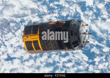 Le Canadarm 2 de presse l'Agence japonaise d'exploration aérospatiale Kounotori 5 H-II Transfer Vehicle vaisseaux cargo quitte la Station spatiale internationale le 29 septembre 2015 dans l'orbite de la Terre. L'artisanat automatique des cargaisons, nommé Kounotori, ou cigogne blanche, est amarré au laboratoire en orbite pour cinq semaines et a fourni près de 5 tonnes de matériel et de fournitures. Banque D'Images