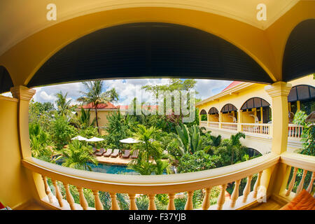 Vue sur le jardin tropical depuis le balcon de la chambre de l'hôtel de charme de style colonial à Siem Reap, Cambodge. Banque D'Images