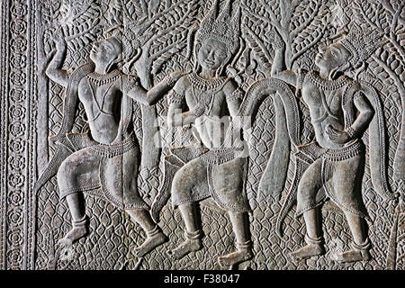 Bas-relief de trois Apsaras (danseurs célestes) dans le complexe du temple d'Angkor Wat. Parc archéologique d'Angkor, province de Siem Reap, Cambodge Banque D'Images