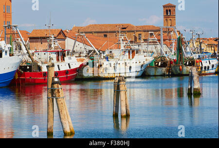 Les chalutiers de pêche de Chioggia, lagune de Venise Vénétie Italie Europe Banque D'Images