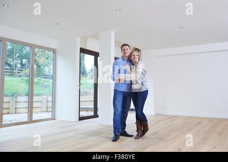 Happy Young Couple Looking At Détails de New Home Banque D'Images