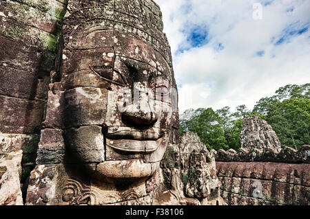 Pierres de taille face au géant temple Bayon à Angkor Thom. Parc archéologique d'Angkor, la Province de Siem Reap, au Cambodge. Banque D'Images