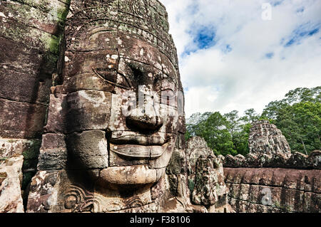 Visage géant en pierre sculptée au temple Bayon dans l'Angkor Thom. Parc archéologique d'Angkor, province de Siem Reap, Cambodge. Banque D'Images