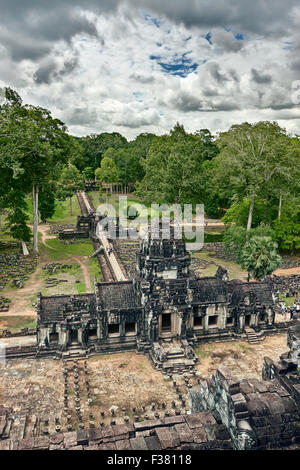 Vue depuis le sommet du temple Baphuon. Parc archéologique d'Angkor, la Province de Siem Reap, au Cambodge. Banque D'Images