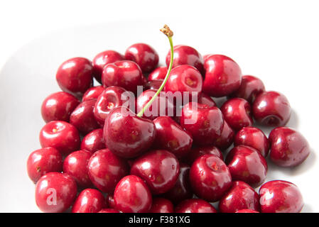 Bol d cerries frais rouge sur fond blanc Banque D'Images