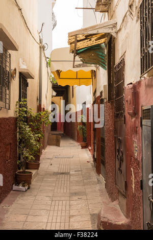 Ruelles colorées dans la médina et la kasbah de Rabat, Maroc Banque D'Images