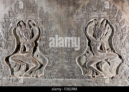 Bas-relief de apsaras (danseuses célestes) à Angkor Wat temple. Parc archéologique d'Angkor, la Province de Siem Reap, au Cambodge. Banque D'Images