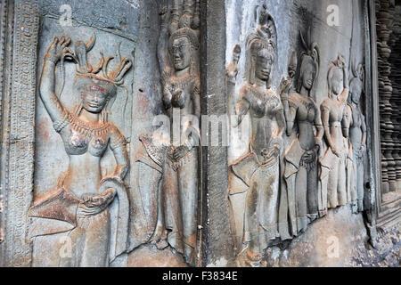 Bas-relief de apsaras (danseuses célestes) à Angkor Wat temple. Parc archéologique d'Angkor, la Province de Siem Reap, au Cambodge. Banque D'Images