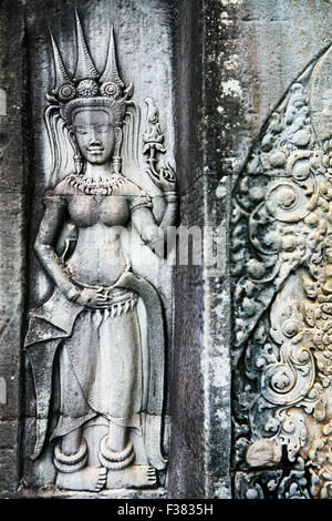 Bas-relief d'Apsara céleste (danseur) au complexe du temple d'Angkor Wat. Parc archéologique d'Angkor, la Province de Siem Reap, au Cambodge. Banque D'Images