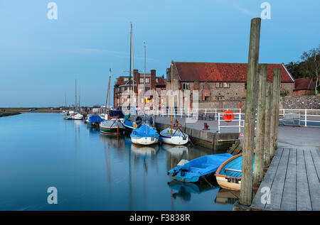 Des bateaux sur le quai à Blakeney, sur la côte nord de Norfolk Banque D'Images