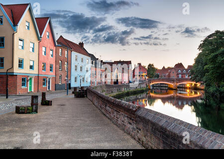 Maisons colorées au crépuscule sur la rivière Yare comme il coule à travers la ville de Norisch à Norfolk Banque D'Images