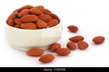 Amandes fraîches dans un bol sur fond blanc Banque D'Images