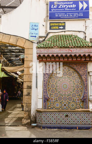 Scène de rue à la médina de Rabat, Maroc Banque D'Images