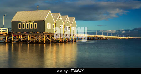 La lumière d'or frappe le Busselton Jetty pendant le coucher du soleil dans l'ouest de l'Australie. Banque D'Images