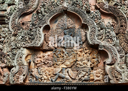 Gros plan sur la sculpture en pierre ornée du temple de Banteay Srei. Parc archéologique d'Angkor, province de Siem Reap, Cambodge. Banque D'Images