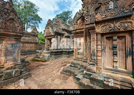 Bâtiments en pierre de l'ancien temple de Banteay Srei couverts de sculptures complexes. Parc archéologique d'Angkor, province de Siem Reap, Cambodge. Banque D'Images