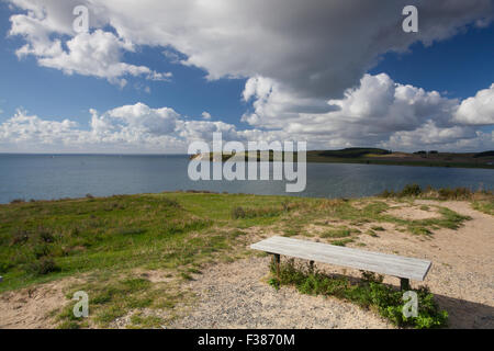 Banc en bois sur la côte de l'Batlic, Ruegen Island, Allemagne Banque D'Images