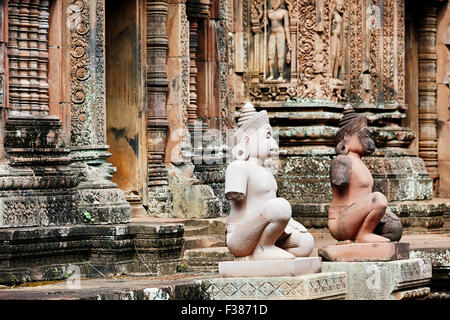 Statues des singes gardiens au temple de Banteay Srei. Parc archéologique d'Angkor, province de Siem Reap, Cambodge. Banque D'Images