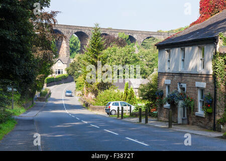 Chapelle Milton, avec un de ses deux viaducs de chemin de fer, Derbyshire, Angleterre, RU Banque D'Images