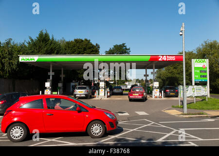 Oxford supermarché Asda Wheatley station essence parvis Oxford, Oxfordshire, UK. Banque D'Images