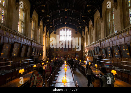 Intérieur / intérieur de la Grande salle (la salle à manger) avec table / tables à Christ Church, Université d'Oxford. Oxford. ROYAUME-UNI. (77) Banque D'Images