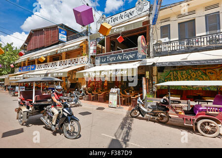 Tuk-tuks sur la rue dans le vieux quartier français de Siem Reap, au Cambodge. Banque D'Images