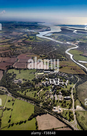 Vues aériennes DE L'UNIVERSITÉ D'ESSEX, AVEC WIVENHOE TOWN DERRIÈRE, ET LA RIVIÈRE COLNE MENANT À LA MER Banque D'Images