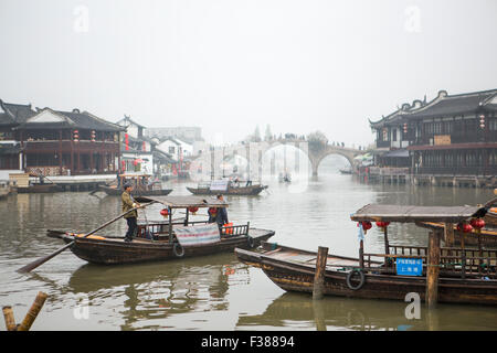 Bateaux sur les anciens canaux d'Zhūjiājiǎo à Shanghai, Chine, avec le célèbre Pont Fangsheng en arrière-plan. Banque D'Images