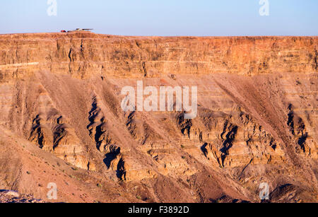 Le point de vue Hobas (petite structure en haut, à gauche) à la Fish River Canyon, Namibie Banque D'Images