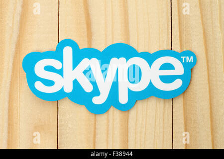 KIEV, UKRAINE - 19 février 2015 : Skype logo imprimé sur papier et placés sur fond de bois Banque D'Images