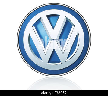 KIEV, UKRAINE - le 21 mars 2015 : Volkswagen logo imprimé sur papier et placés sur fond blanc. Banque D'Images