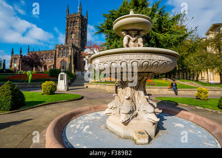 La fontaine en face de St Peters Church dans la ville de Wolverhampton West Midlands UK Banque D'Images