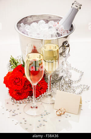 Verres de Champagne avec l'écriture et de carte de mariage comme carte postale Banque D'Images