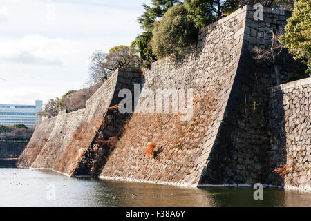 Afficher le long des murs en pierre d'Ishigaki de la douve au château d'Osaka avec les courbes d'sangizumi sur les murs en zig-zag Banque D'Images