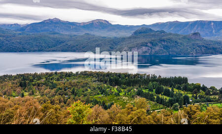 Vue sur le lac, Route des Sept Lacs, Patagonie, Argentine Banque D'Images