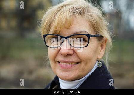 Cute blonde femme adulte automne portrait, Close up Banque D'Images