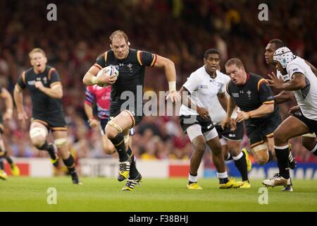 Cardiff, Pays de Galles. 06Th Oct, 2015. Coupe du Monde de Rugby. Le Pays de Galles contre les Fidji. Blocage de galles Alun Wyn Jones s'exécute avec la balle. Credit : Action Plus Sport/Alamy Live News Banque D'Images