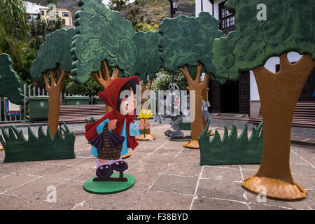 La mise en scène du Petit Chaperon Rouge dans la plaza Juan Gonzalez de la Torre, Garachico, Tenerife, Canaries, Espagne. Banque D'Images