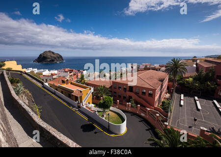 Regardant vers le bas sur une torsion brusque virage road à Garachico, Tenerife, Canaries, Espagne. Banque D'Images