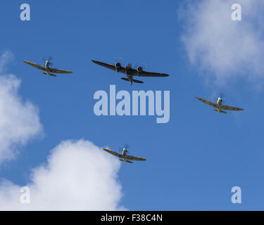 Bristol Blenheim préservé de notes 1 et 3 de Supermarine Spitfire la bataille d'Angleterre pour le survol des 75e anniversaire Banque D'Images