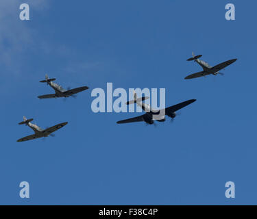 Bristol Blenheim préservé de notes 1 et 3 de Supermarine Spitfire la bataille d'Angleterre pour le survol des 75e anniversaire Banque D'Images