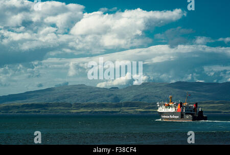 Un Caledonian MacBrayne ferry quitte Oban Banque D'Images