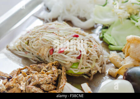 Célèbre dans le style Thai Food, salade de papaye épicée Banque D'Images