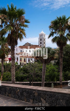 Donnant sur la tour de l'église de Santa Ana et Garachico ville d'un parc dans la partie supérieure. Tenerife, Canaries, Espagne. Banque D'Images