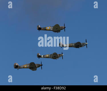Trois Spitfire et un avion de combat Hurricane à la bataille de Grande-Bretagne 75e anniversaire défilé à Goodwood Banque D'Images