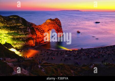 Durdle Door, Dorset, UK. 1er octobre 2015. Les foules se sont réunis au célèbre monument de Durdle Door sur la côte jurassique du Dorset, car il est illuminé par une équipe de concepteurs d'éclairage pour célébrer l'Année internationale de la lumière lorsqu'une équipe de conception de base de Bournemouth a créé une scène qu'ils ont décrite comme rappelant un tableau impressionniste. L'événement fait partie d'une "Nuit de lumière" du patrimoine où des installations d'éclairage s'allume 10 sites du patrimoine mondial de l'UNESCO à travers le Royaume-Uni et l'Irlande. Crédit : Tom Jura/Alamy Live News Banque D'Images