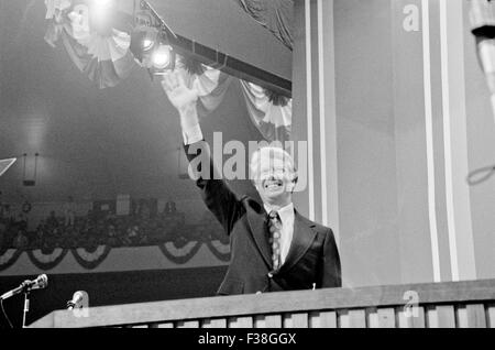 Gov. Les vagues de Jimmy Carter aux partisans après capture de l'investiture du Parti démocrate à la Convention Nationale Démocratique le 15 juillet 1976 à New York, NY. Banque D'Images