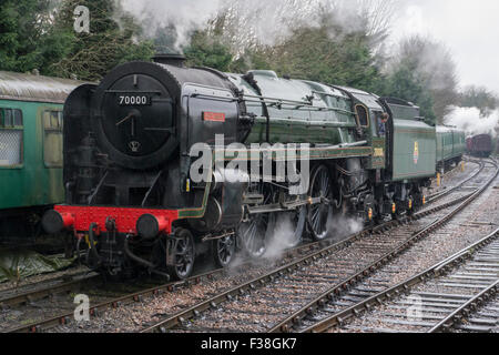 BR Standard Class 7 numéro de la Locomotive à vapeur 70000 » » Britannia à Alresford Station sur le milieu des chemins de fer au cours de la Hants Banque D'Images