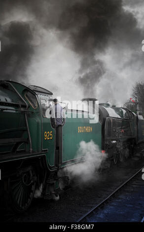 Numéro de la Locomotive 925 classe les écoles "Cheltenham "avec Lord Nelson Numéro de classe 850 "Lord Nelson "tourne en marche arrière avec Banque D'Images